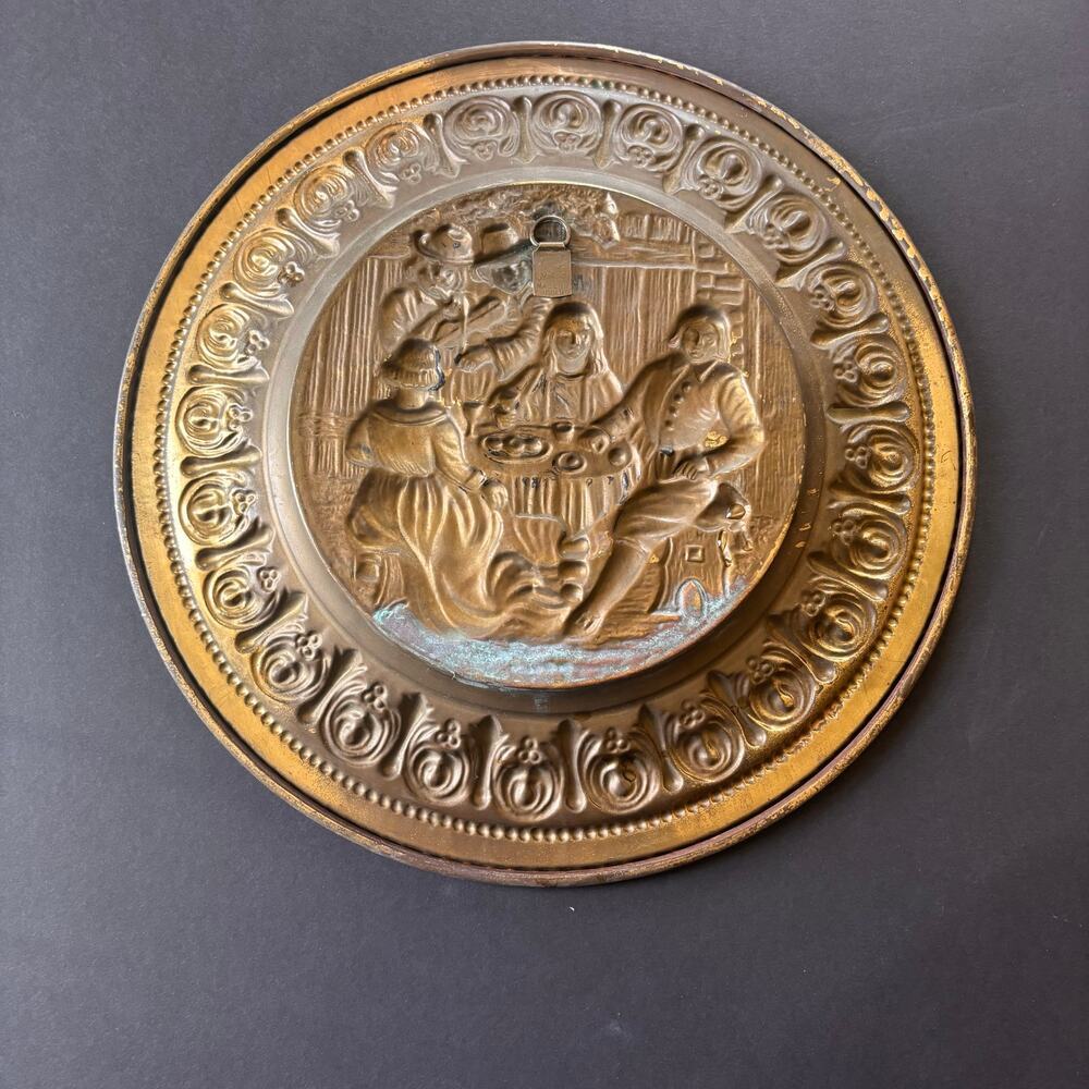 Vintage 12" English Brass Wall Plate - Embossed Tavern Scene - Peerage Style - Picture 2 of 8